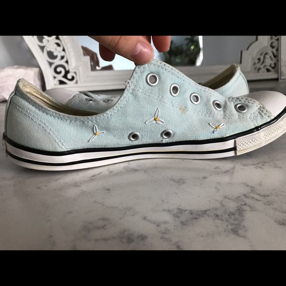 Hand embroidered flower converse - Picture 3 of 5